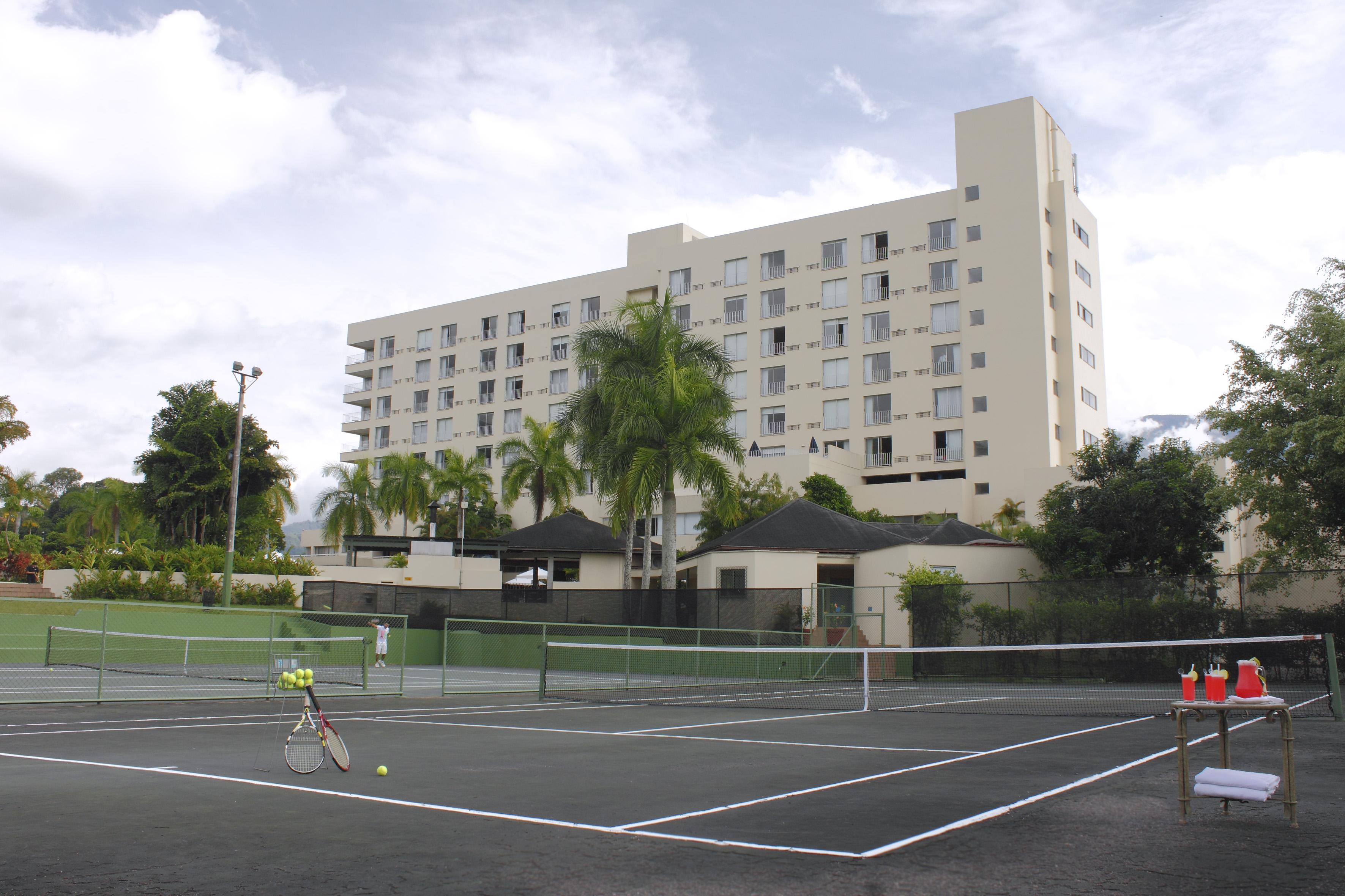 Hotel Estelar Altamira Ibagué Exteriör bild Tennis courts at the Four Seasons