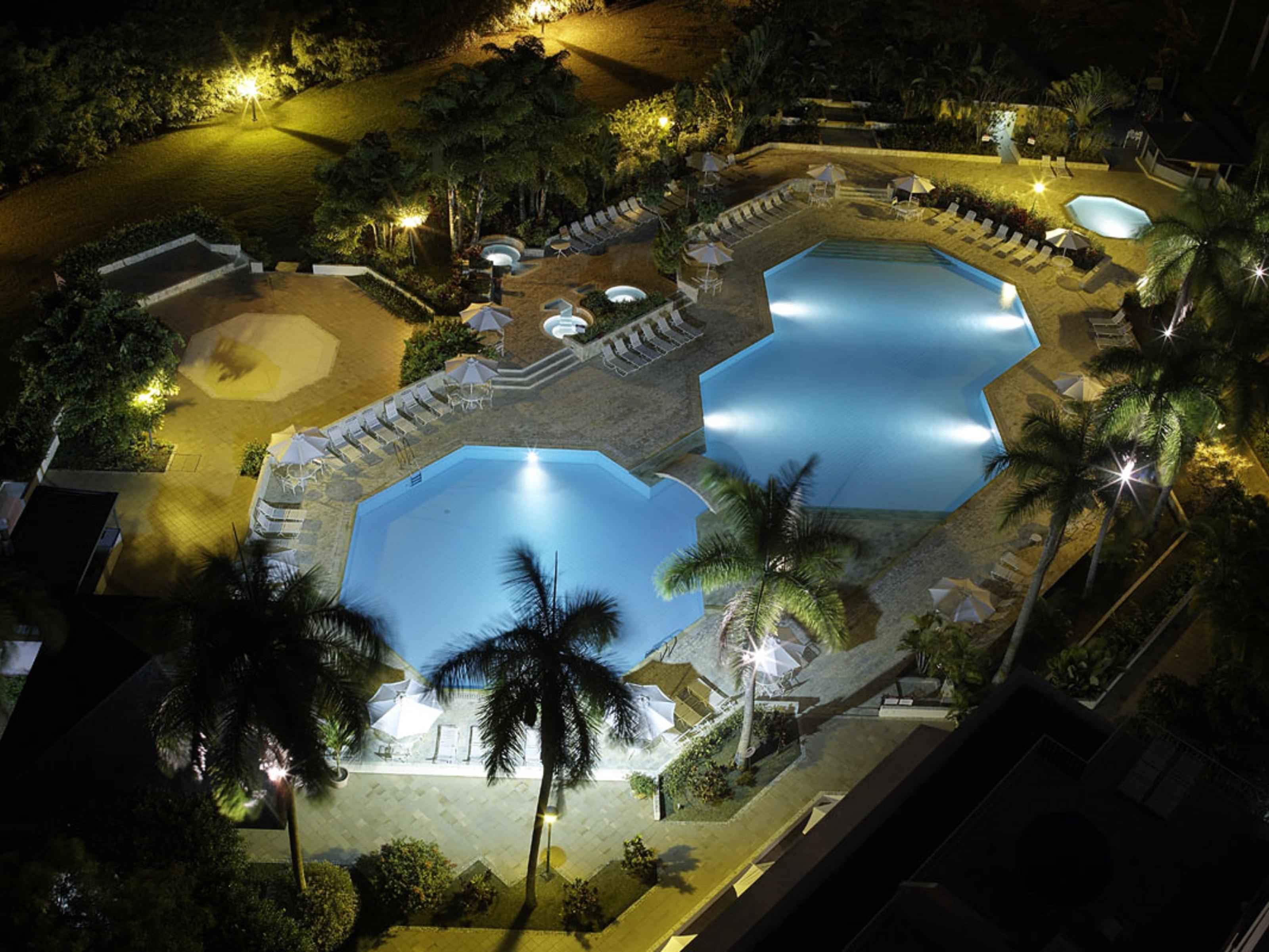 Hotel Estelar Altamira Ibagué Exteriör bild The swimming pool at night